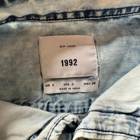 Zip Code Designer 1992 Whitewash Chambray Button-Up Shirt size Small - Picture 2 of 2